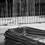 Schemat konstrukcji płyty fundamentowej z warstwami podbudowy, izolacją termiczną i zbrojeniem