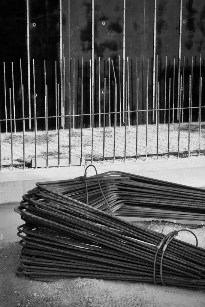 Schemat konstrukcji płyty fundamentowej z warstwami podbudowy, izolacją termiczną i zbrojeniem