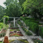 Aranżacja małego ogrodu z wertykalnymi nasadzeniami i strefą wypoczynkową