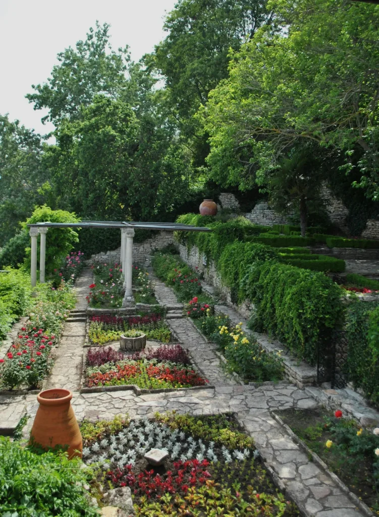 Aranżacja małego ogrodu z wertykalnymi nasadzeniami i strefą wypoczynkową