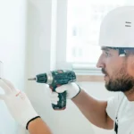 Zdjęcie pokazujące etapy remontu mieszkania od projektu do gotowego wnętrza