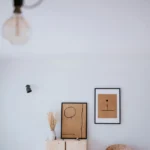 Przestronne wnętrze w stylu Japandi z drewnianymi meblami, neutralną kolorystyką i naturalnym oświetleniem