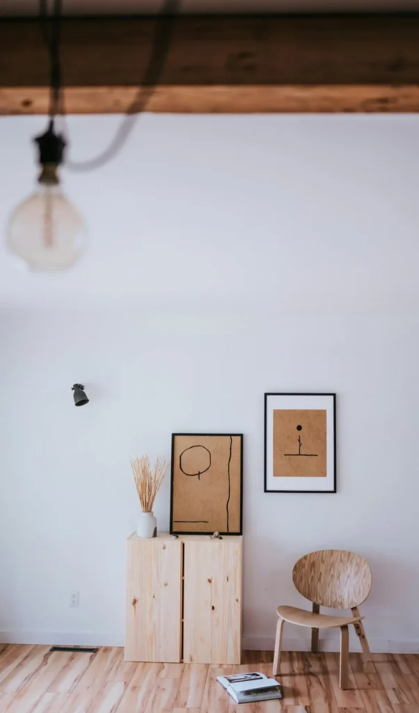 Przestronne wnętrze w stylu Japandi z drewnianymi meblami, neutralną kolorystyką i naturalnym oświetleniem