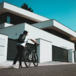 Porównanie wizualne domów parterowego i piętrowego z oznaczeniem kosztów budowy