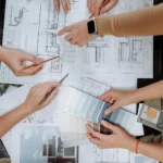 Dokładny plan projektu domu naniesiony na mapę działki z zaznaczonymi wymiarami i orientacją względem stron świata