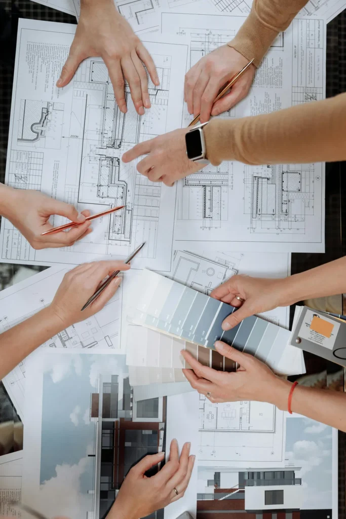 Dokładny plan projektu domu naniesiony na mapę działki z zaznaczonymi wymiarami i orientacją względem stron świata