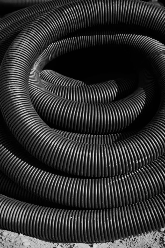 Schemat działania rekuperacji pokazujący wymiennik ciepła i przepływ powietrza w domu