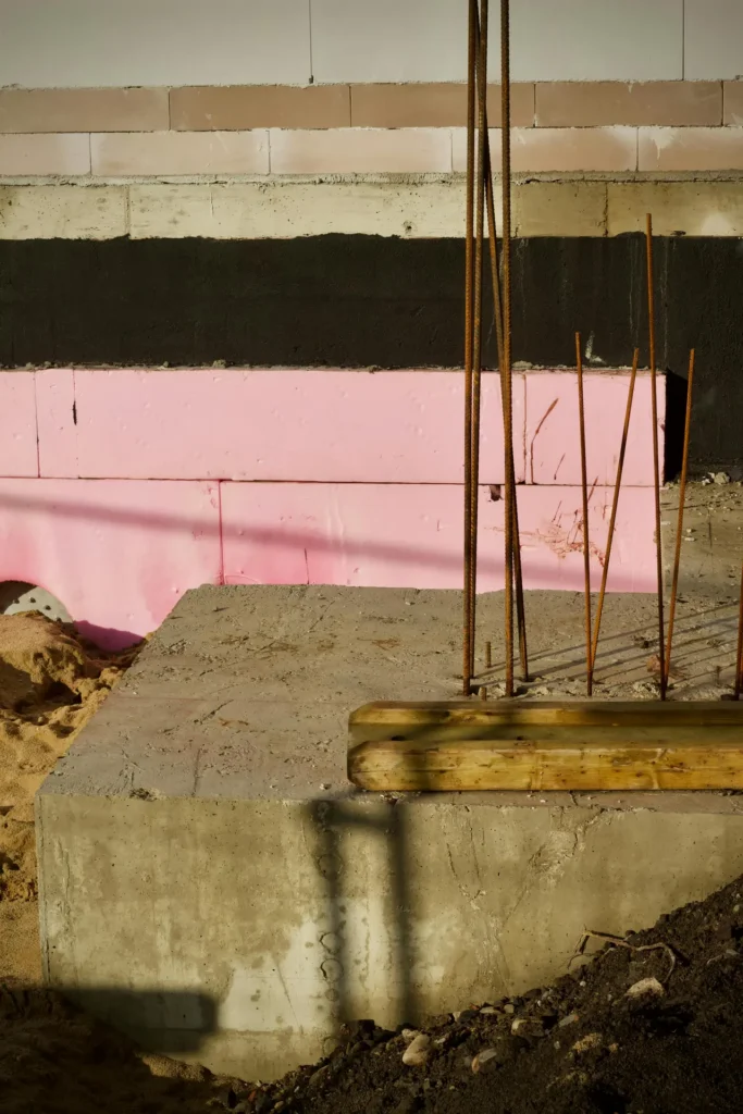 Porównanie przekrojów płyty fundamentowej i ław fundamentowych w budowie domu