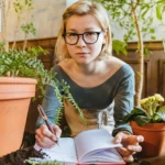 Kalendarz ogrodniczy z zaznaczonymi miesiącami i pracami do wykonania w ogrodzie