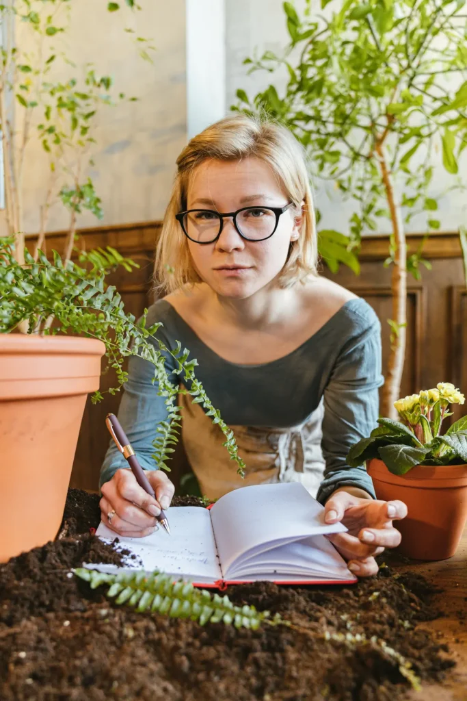 Kalendarz ogrodniczy z zaznaczonymi miesiącami i pracami do wykonania w ogrodzie