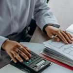 Schemat pokazujący podział kosztów konstrukcji domu z zaznaczonymi głównymi elementami budżetu