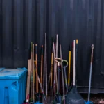 Organizacja i zestaw podstawowych narzędzi ogrodowych w przechowywaniu